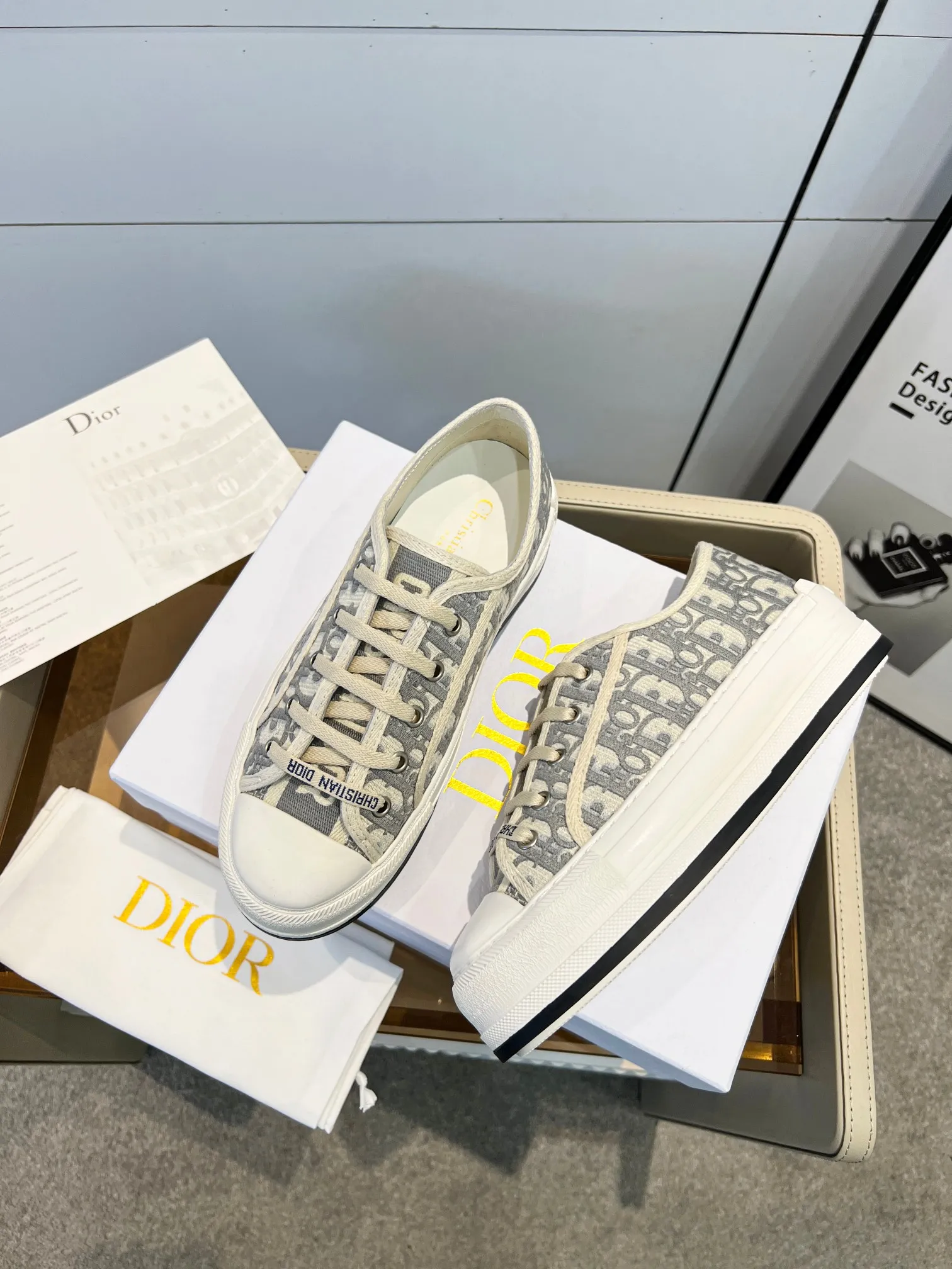 👟👟Ex-factory price 520👟👟 Women's shoe factory Dior Dior's latest spring and summer catwalk style casual thick-soled cloth shoes. Hard to find one shoe at the counter. Kim Ji-soo's same style is planted by many Internet celebrities. Stir-fried chicken on the feet is versatile. Taikoo Hui genuine purchase and development High-end customized upper material, 3D electric embroidered three-dimensional cloth surface, perfect replica of the outsole, very comfortable foot feel, original full set packaging code number 35-40 (41 customized)